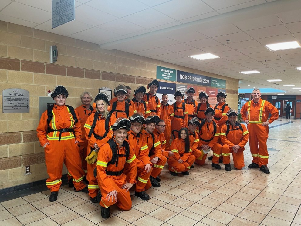 Ferðalangar á leið í skoðunarferð um Rio Tinto Alma álverið.