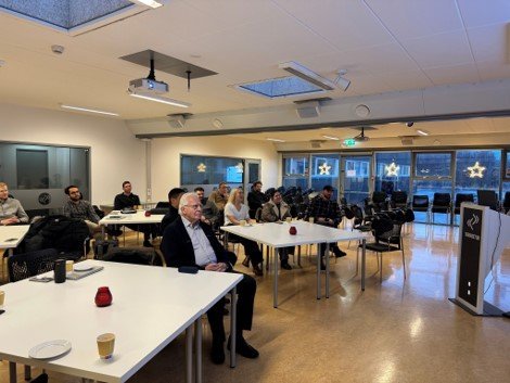 Fundargestir í jólaskapi að hlýða á fyrirlestur