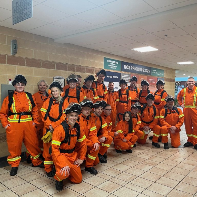 Ferðalangar á leið í skoðunarferð um Rio Tinto Alma álverið.