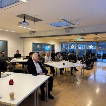 Fundargestir í jólaskapi að hlýða á fyrirlestur