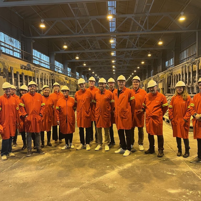 Hópmynd úr álverinu í Straumsvík